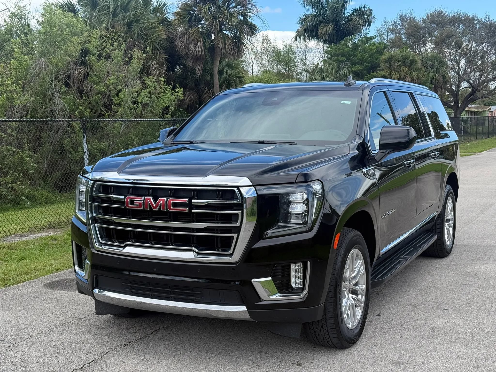 Used 2024 GMC Yukon XL SLT RWD image 3