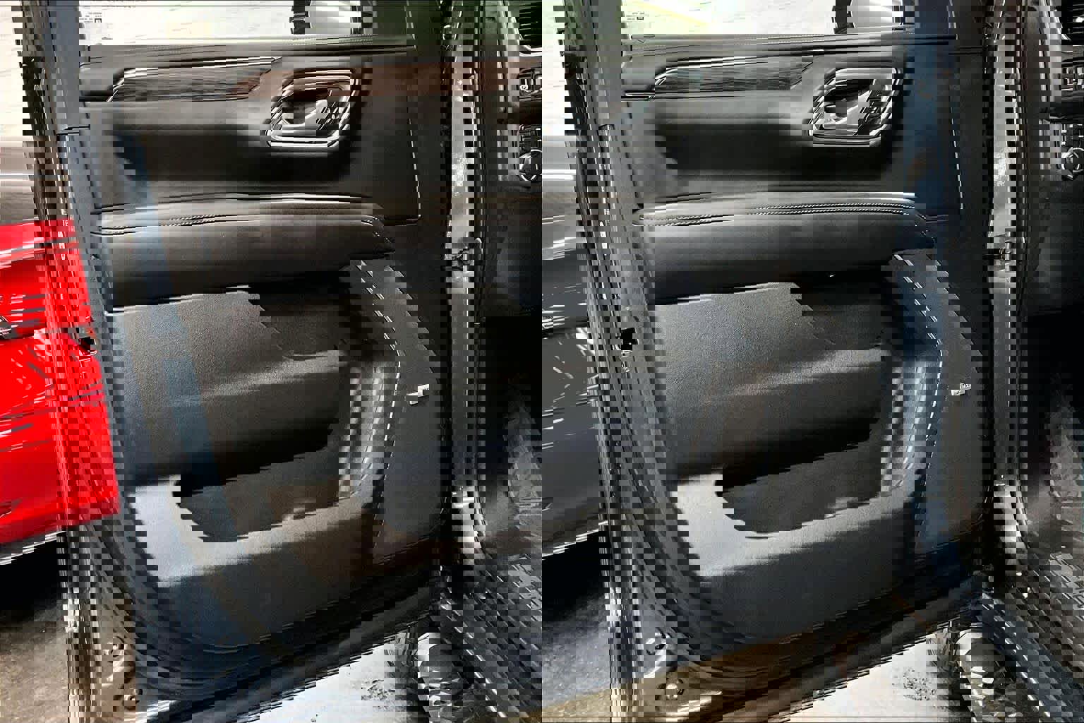 Used 2021 Chevrolet Suburban Z71 w/ Z71 Signature Package image 21