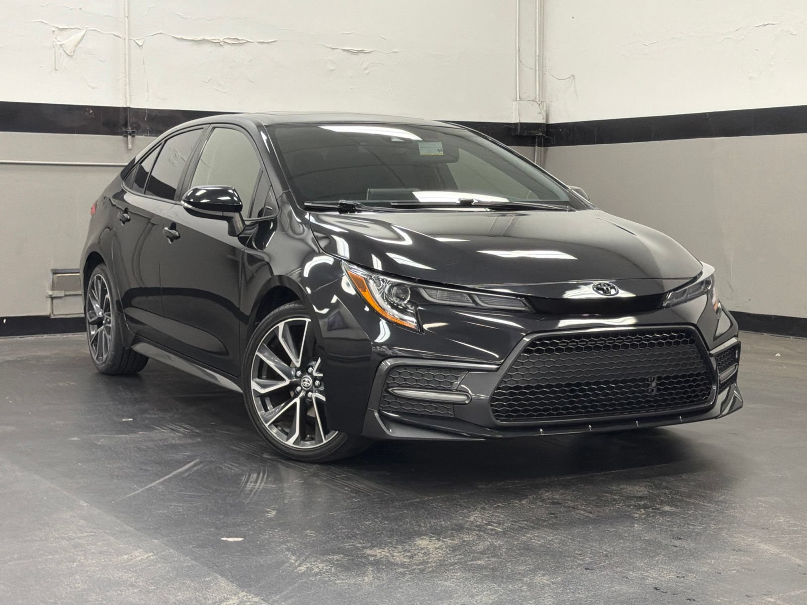 Used 2021 Toyota Corolla SE w/ SE Premium Package FWD image 2