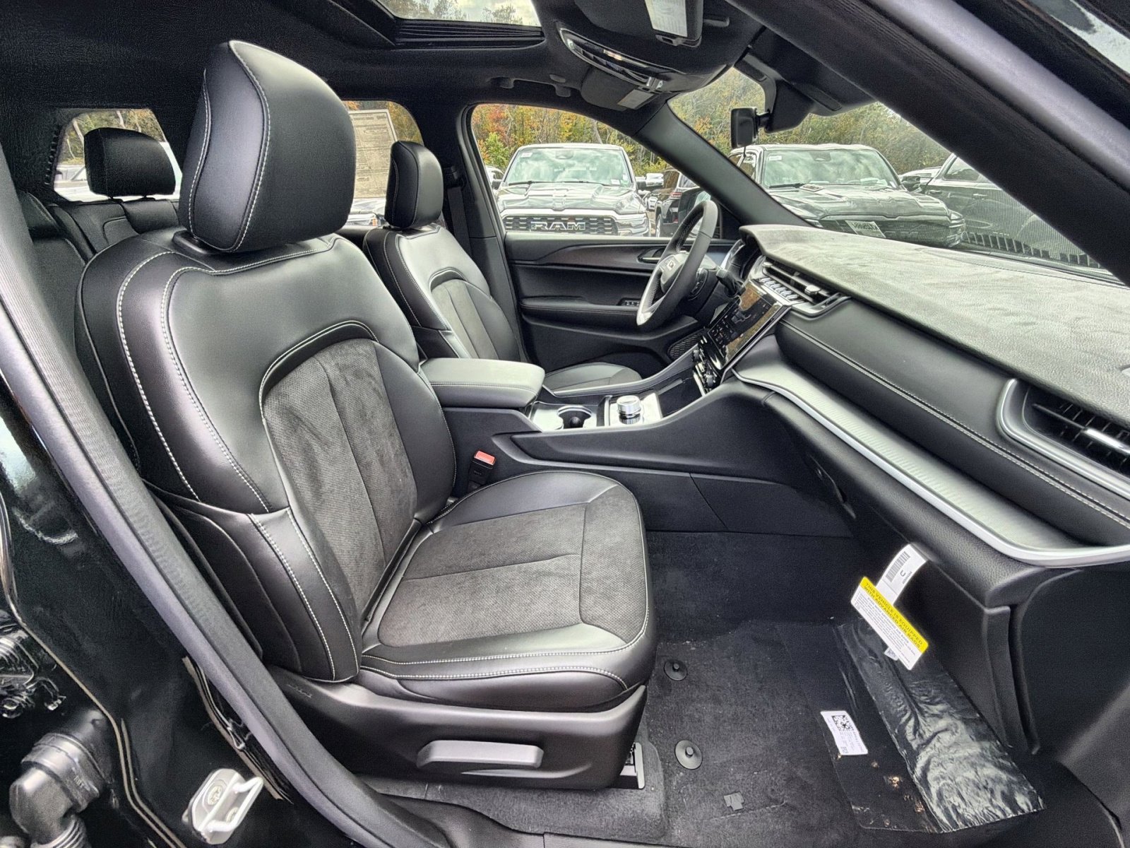 New 2025 Jeep Grand Cherokee Laredo image 26