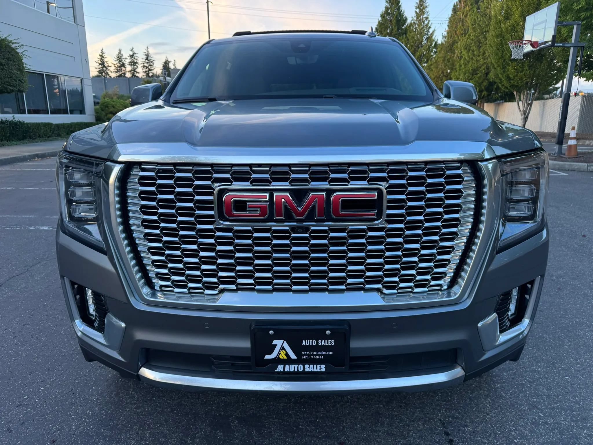 Used 2021 GMC Yukon XL Denali w/ Denali Premium Package AWD/4WD image 3