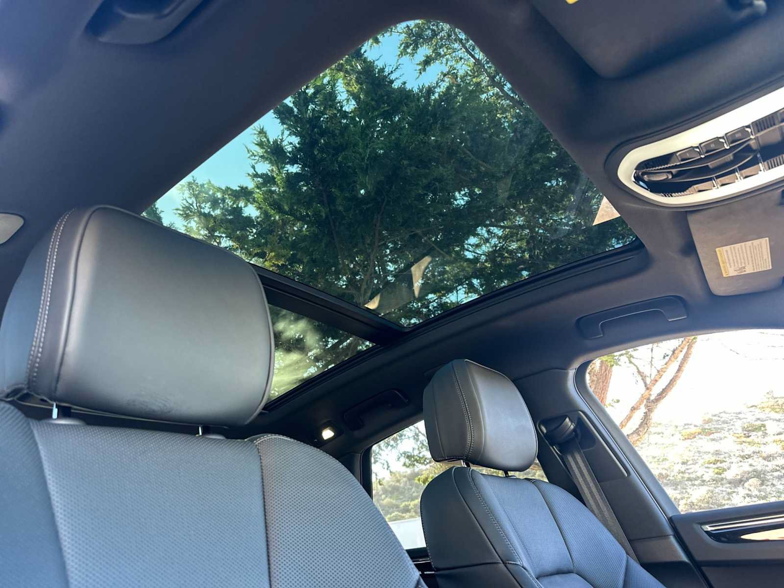 Certified 2025 Porsche Macan AWD/4WD image 18