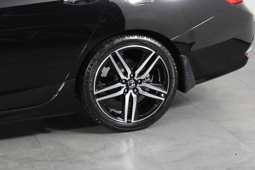 Used 2017 Honda Accord Touring image 14