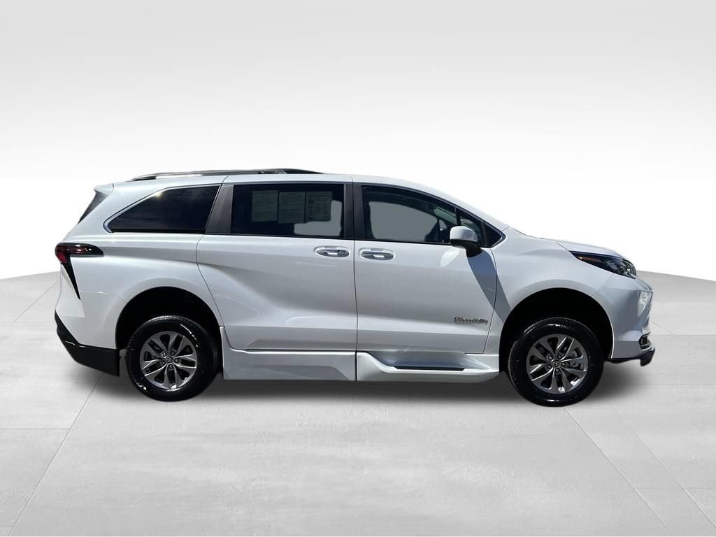 Used 2026 Toyota Sienna XLE FWD image 6