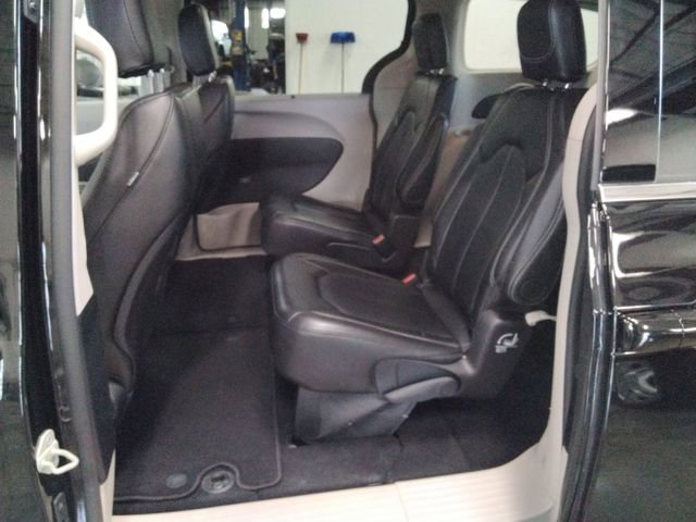 Used 2024 Chrysler Pacifica Touring-L image 10