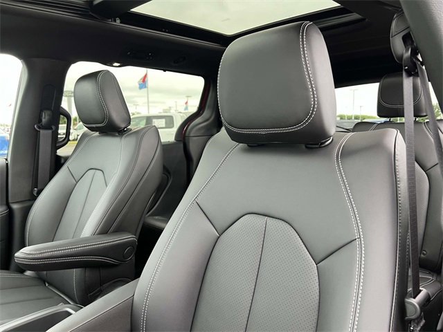 New 2025 Chrysler Pacifica Select image 24