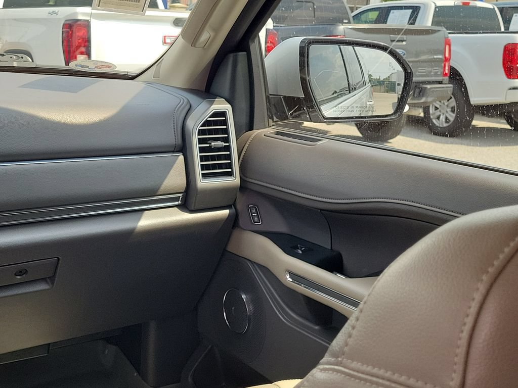 Used 2018 Ford Expedition XLT w/ Equipment Group 202A RWD image 15