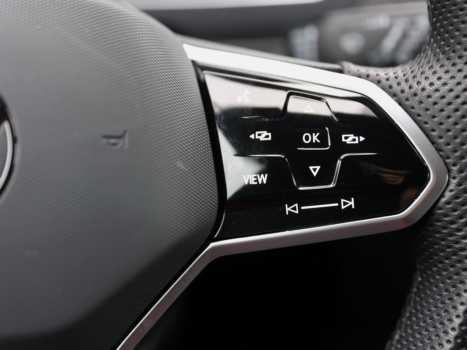 Used 2024 Volkswagen Tiguan SE R-Line image 40