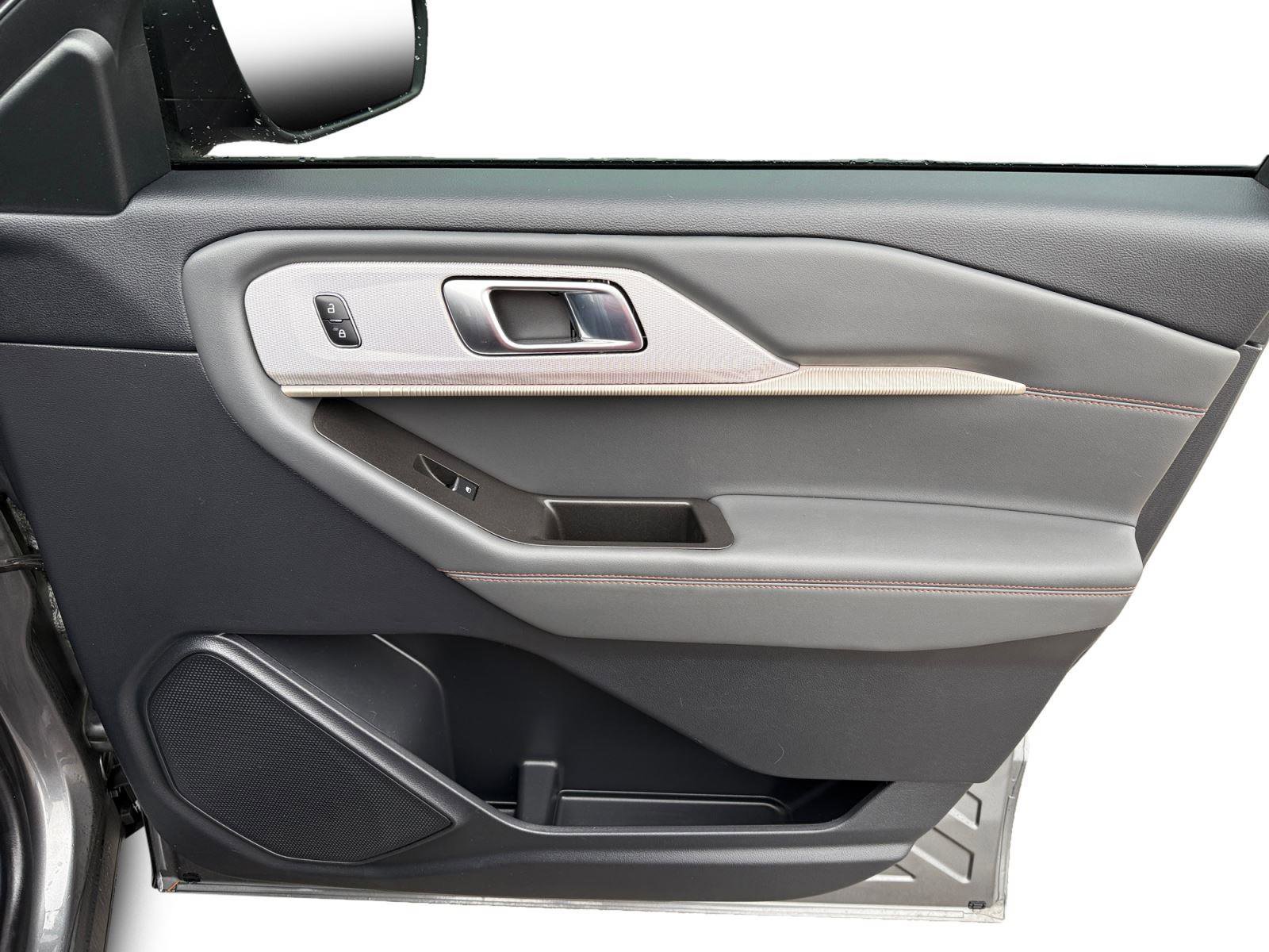 Used 2025 Ford Explorer Active AWD/4WD image 15