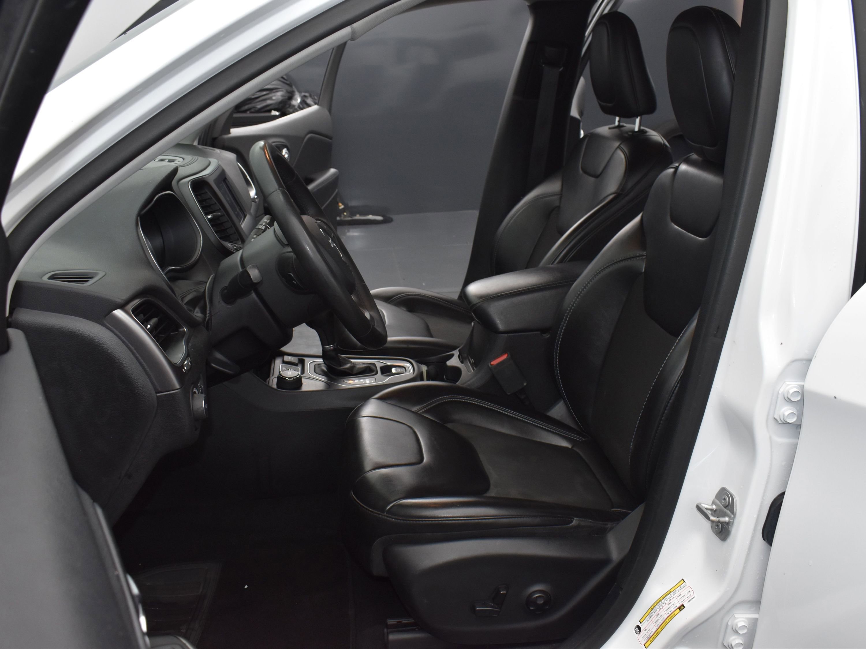 Used 2020 Jeep Cherokee Latitude Plus image 23