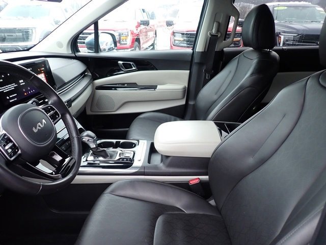 Used 2024 Kia Carnival EX image 15