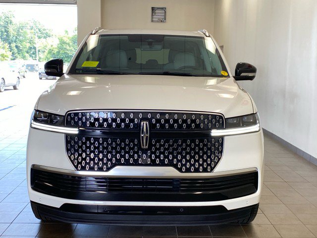 New 2026 Lincoln Navigator L Reserve AWD/4WD image 3