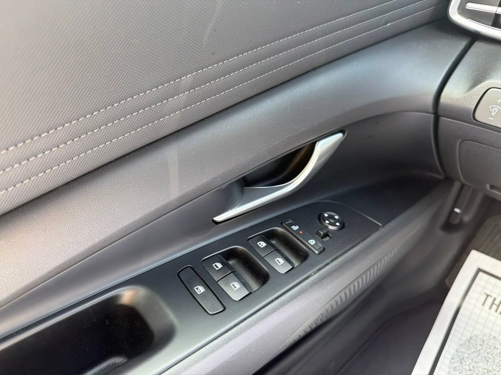Used 2025 Hyundai Elantra SEL FWD image 29