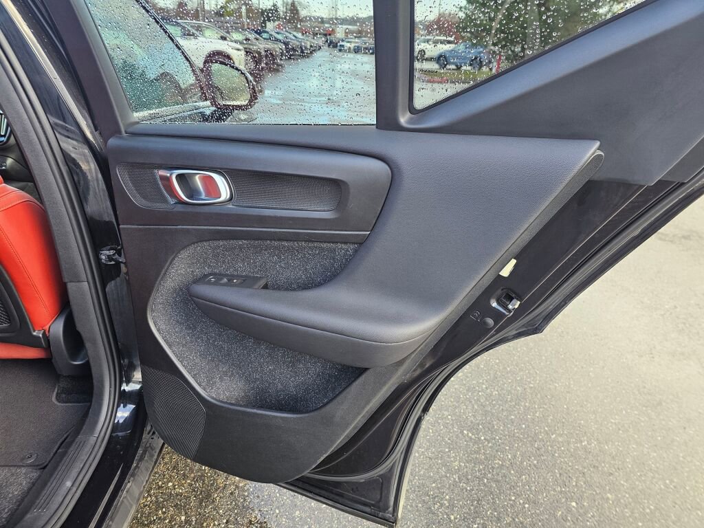 Used 2019 Volvo XC40 T4 Inscription image 14