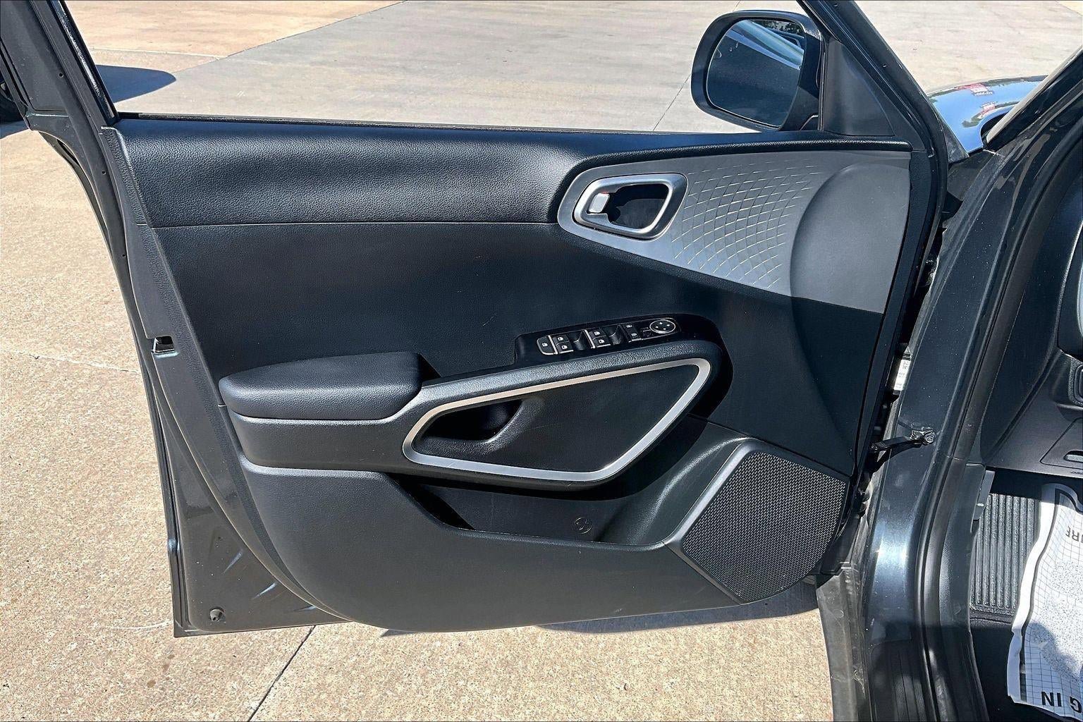Used 2025 Kia Soul LX w/ LX Technology Package FWD image 20