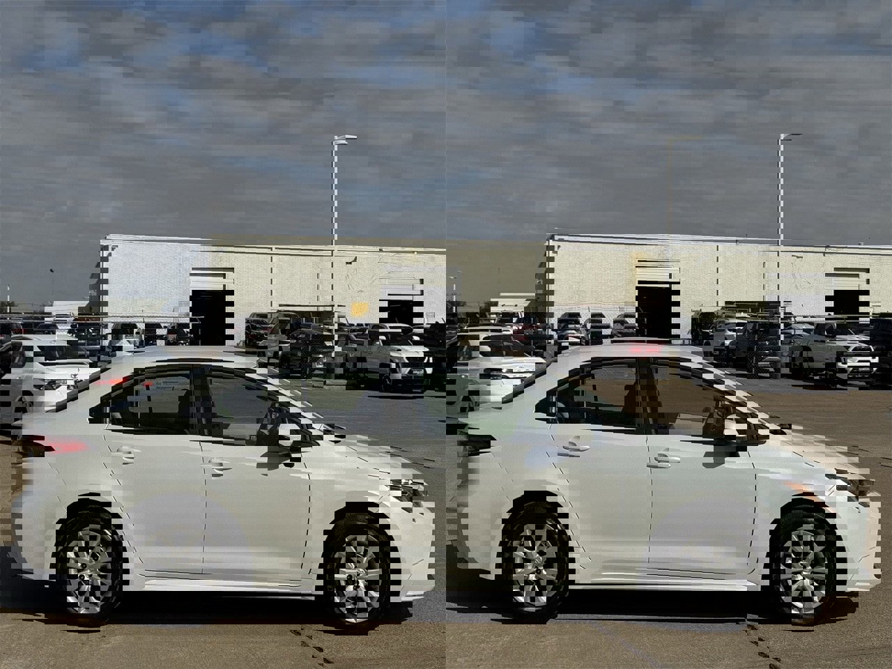 Used 2022 Toyota Corolla LE image 3