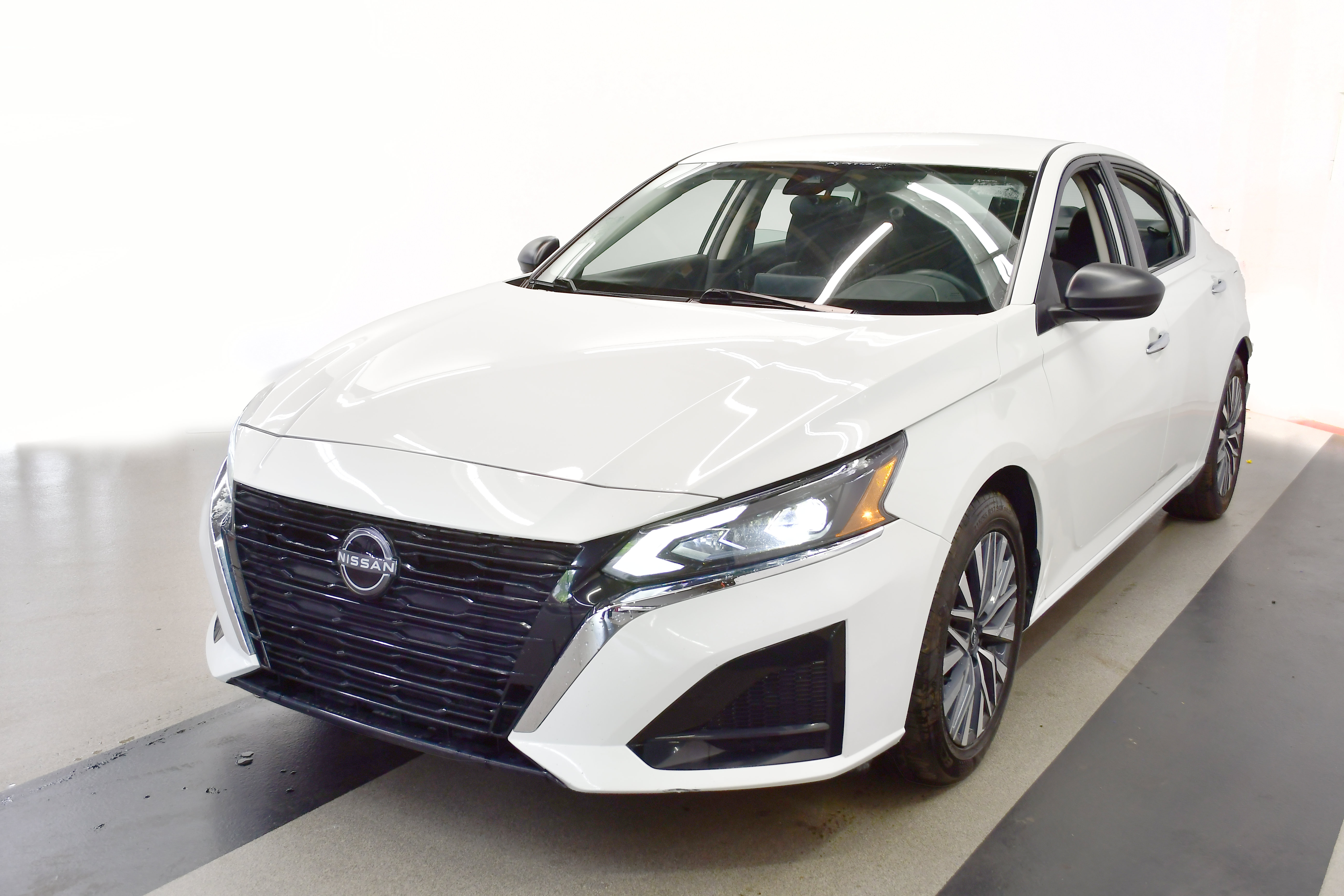 Used 2025 Nissan Altima 2.5 SV FWD image 4
