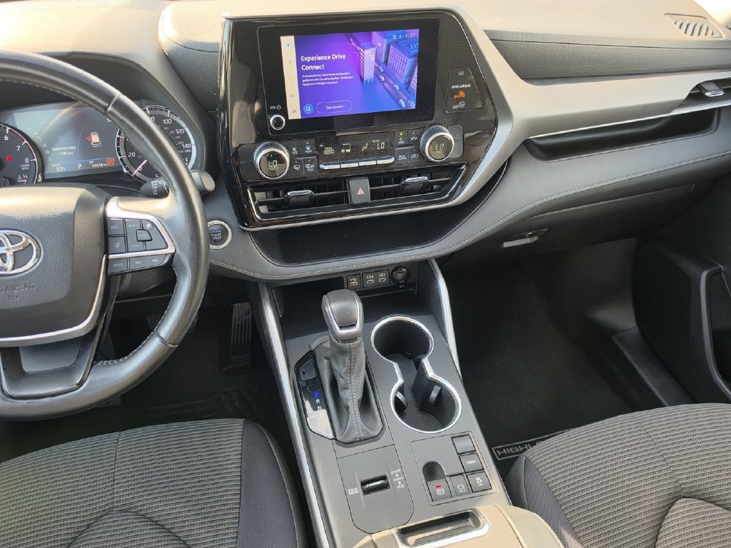 Used 2021 Nissan Kicks SR w/ Exterior Package FWD image 17