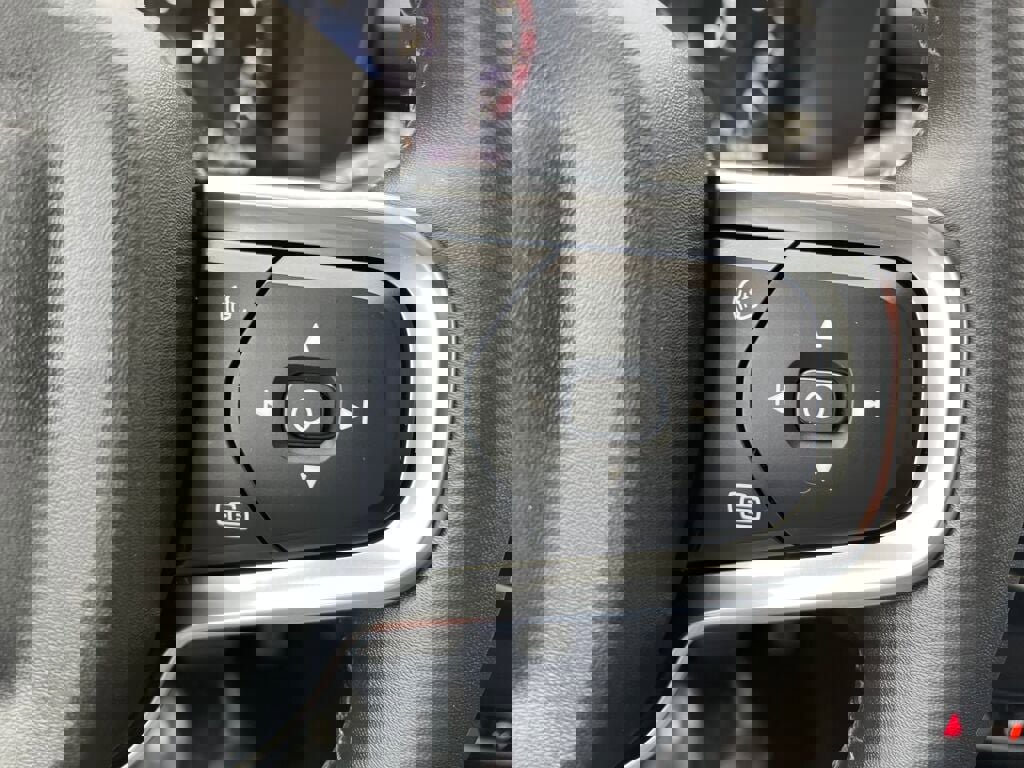 Used 2022 Volvo XC40 T5 R-Design w/ Advanced Package image 15