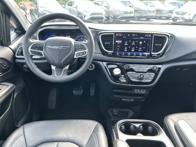 Used 2025 Chrysler Pacifica Select FWD image 17