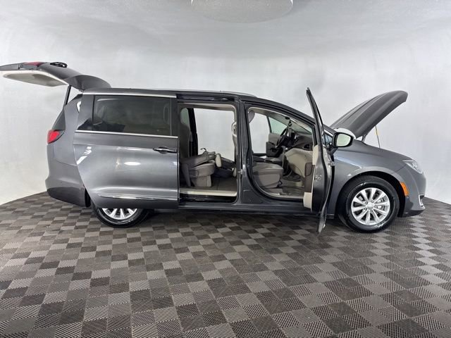 Used 2019 Chrysler Pacifica Touring-L w/ Advanced Safetytec Group image 16