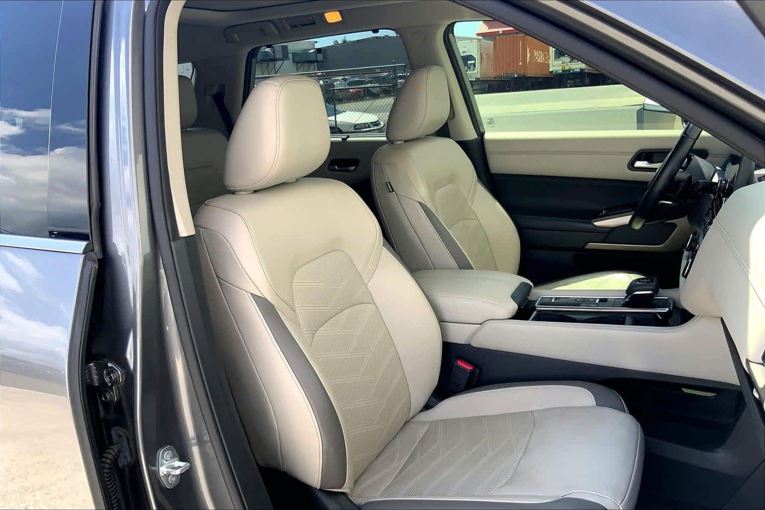 Used 2022 Nissan Pathfinder Platinum w/ Cargo Package FWD image 13