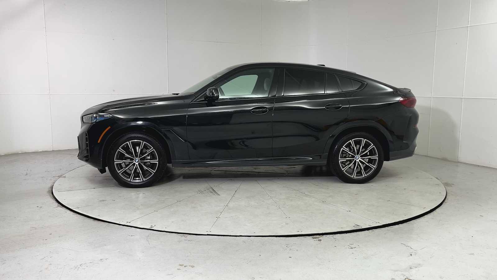 Used 2025 BMW X6 xDrive40i w/ Climate Comfort Package image 5