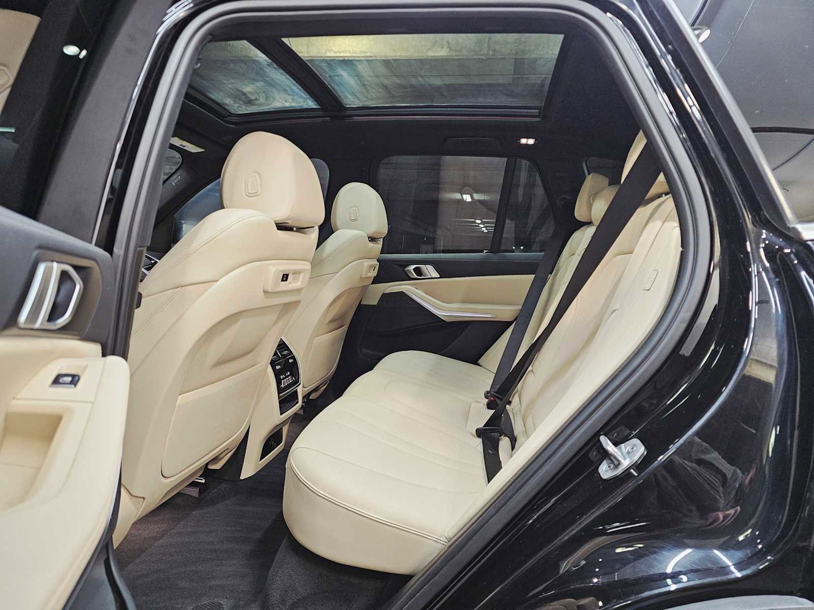 Used 2022 BMW X5 xDrive40i w/ Parking Assistance Package image 25