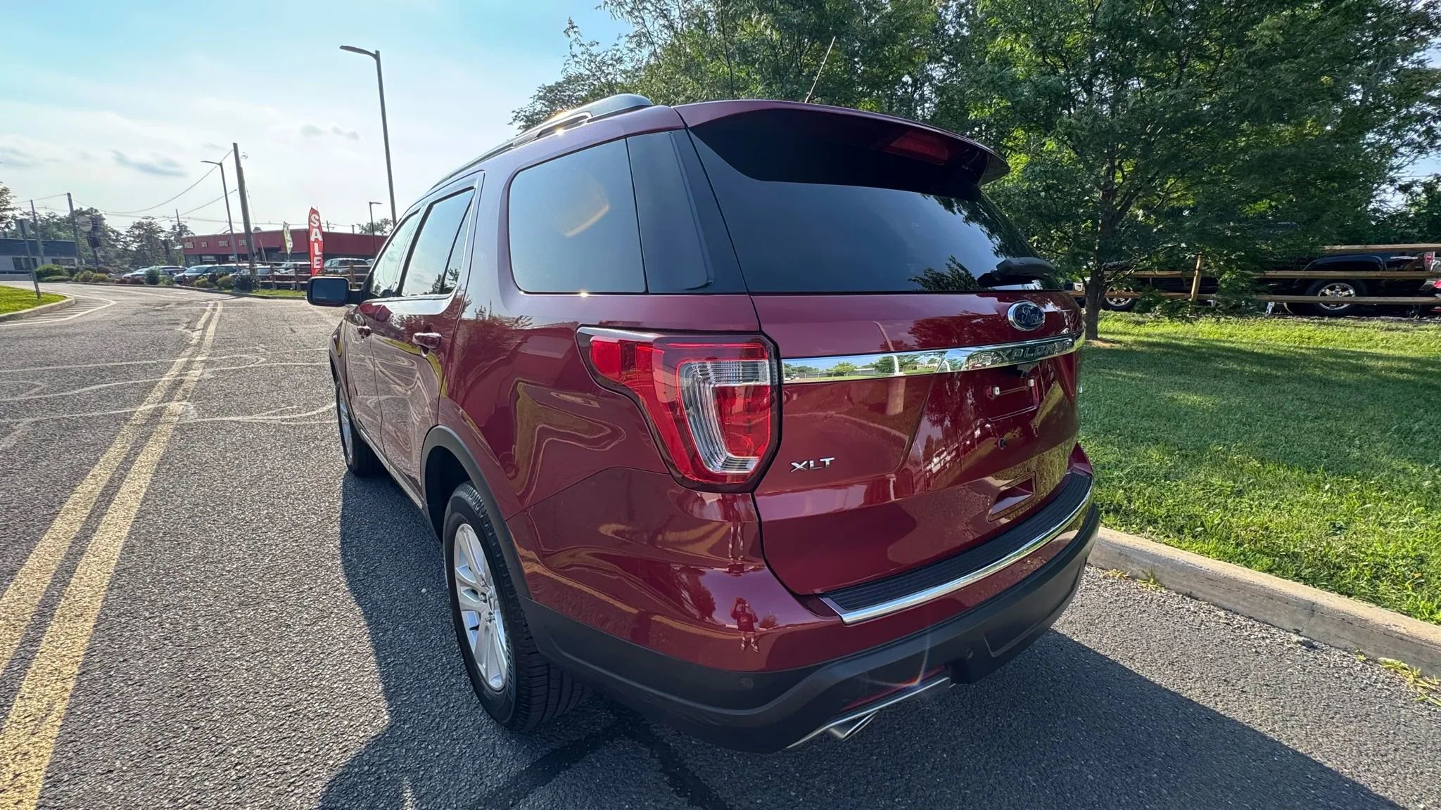 Used 2018 Ford Explorer XLT w/ Equipment Group 202A image 4