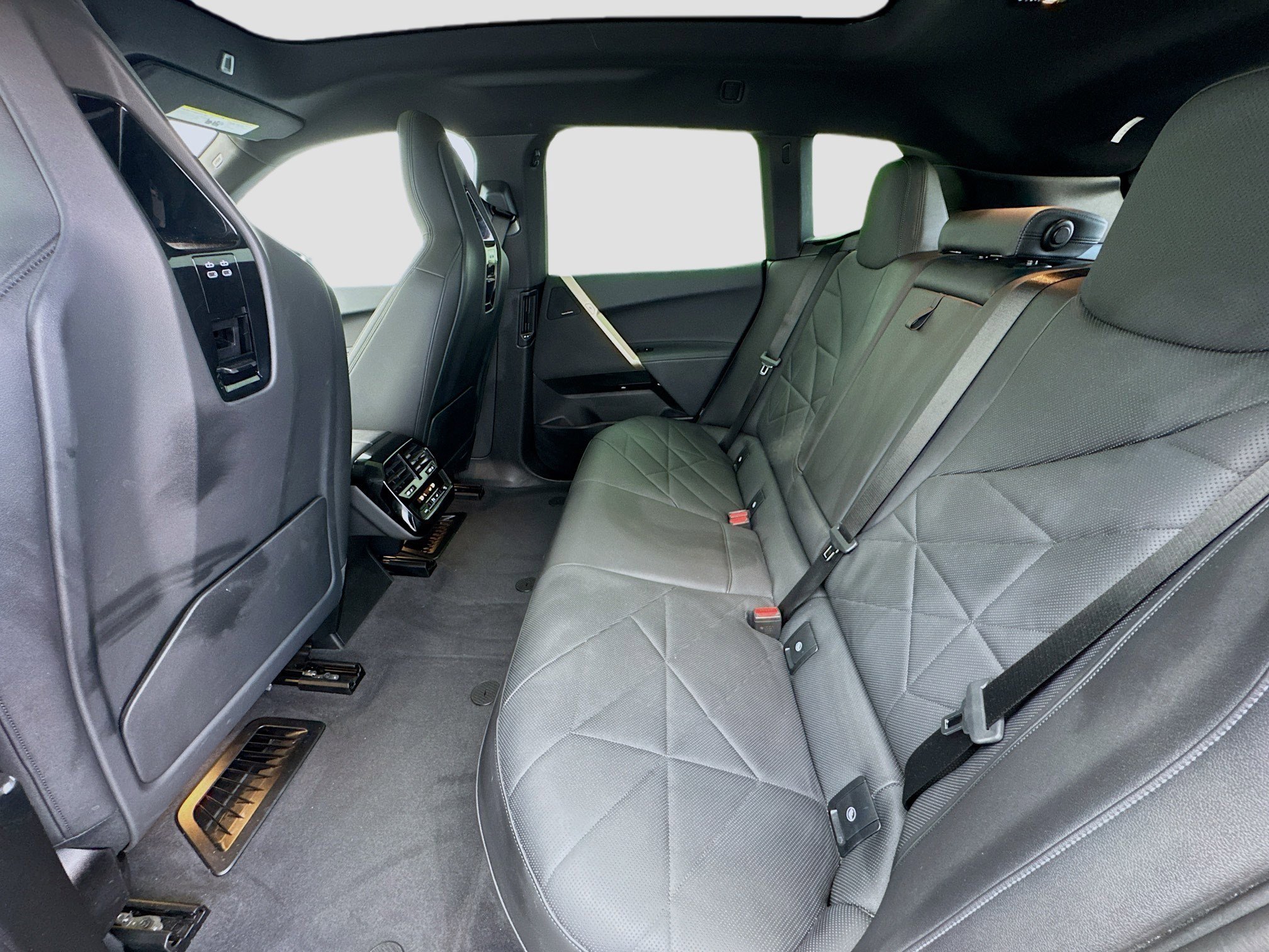 Used 2023 BMW iX xDrive50 w/ Sport Package image 16