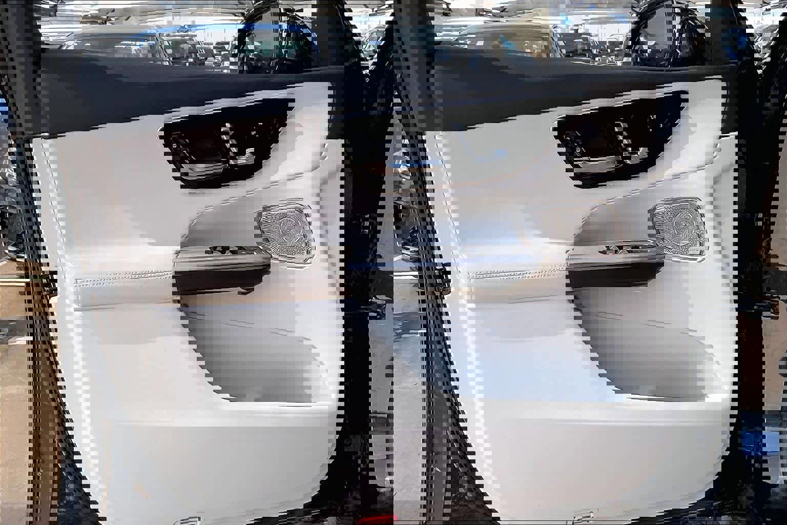 Used 2025 Mercedes-Benz GLC 300 4MATIC image 22