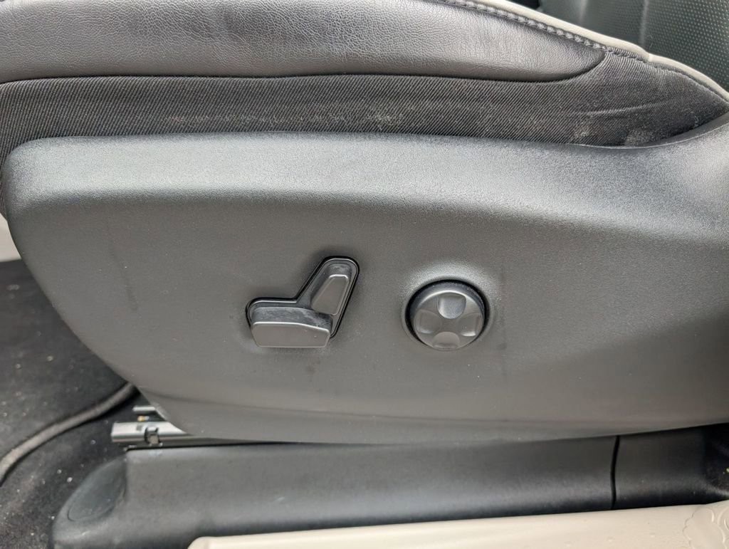 Used 2023 Chrysler Pacifica Touring-L image 21