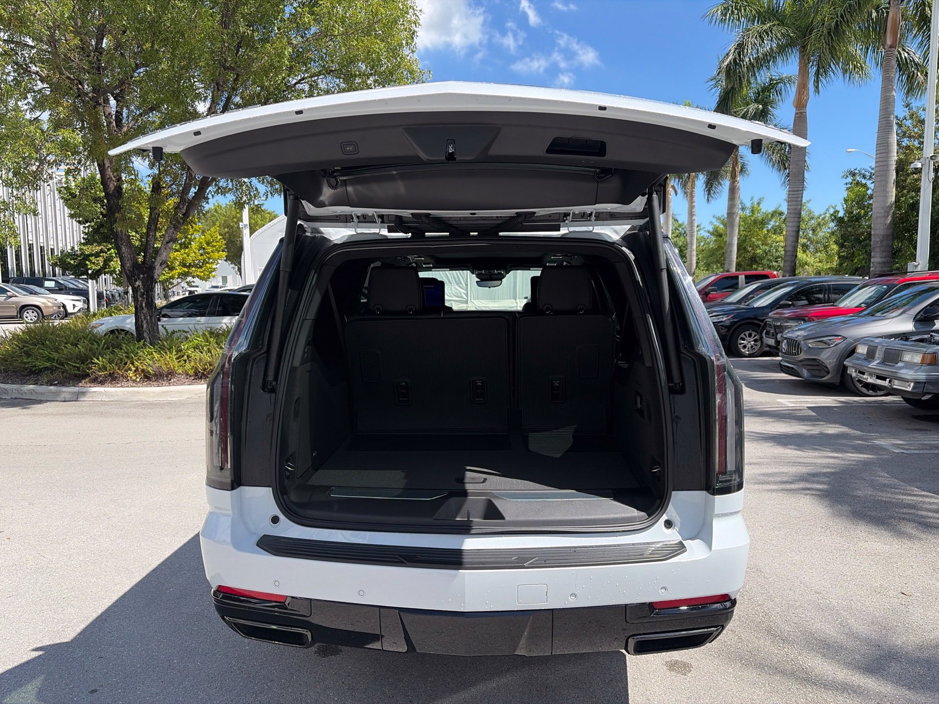 Used 2026 Cadillac Escalade ESV Platinum Sport w/ LPO, Floor Liner Package AWD/4WD image 4