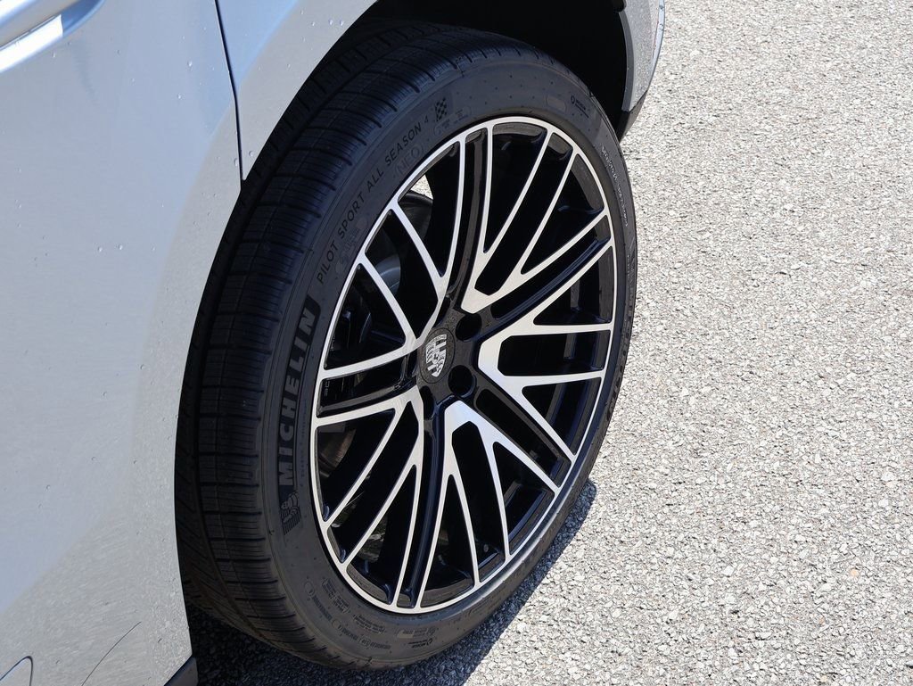 Certified 2025 Porsche Macan Turbo image 39