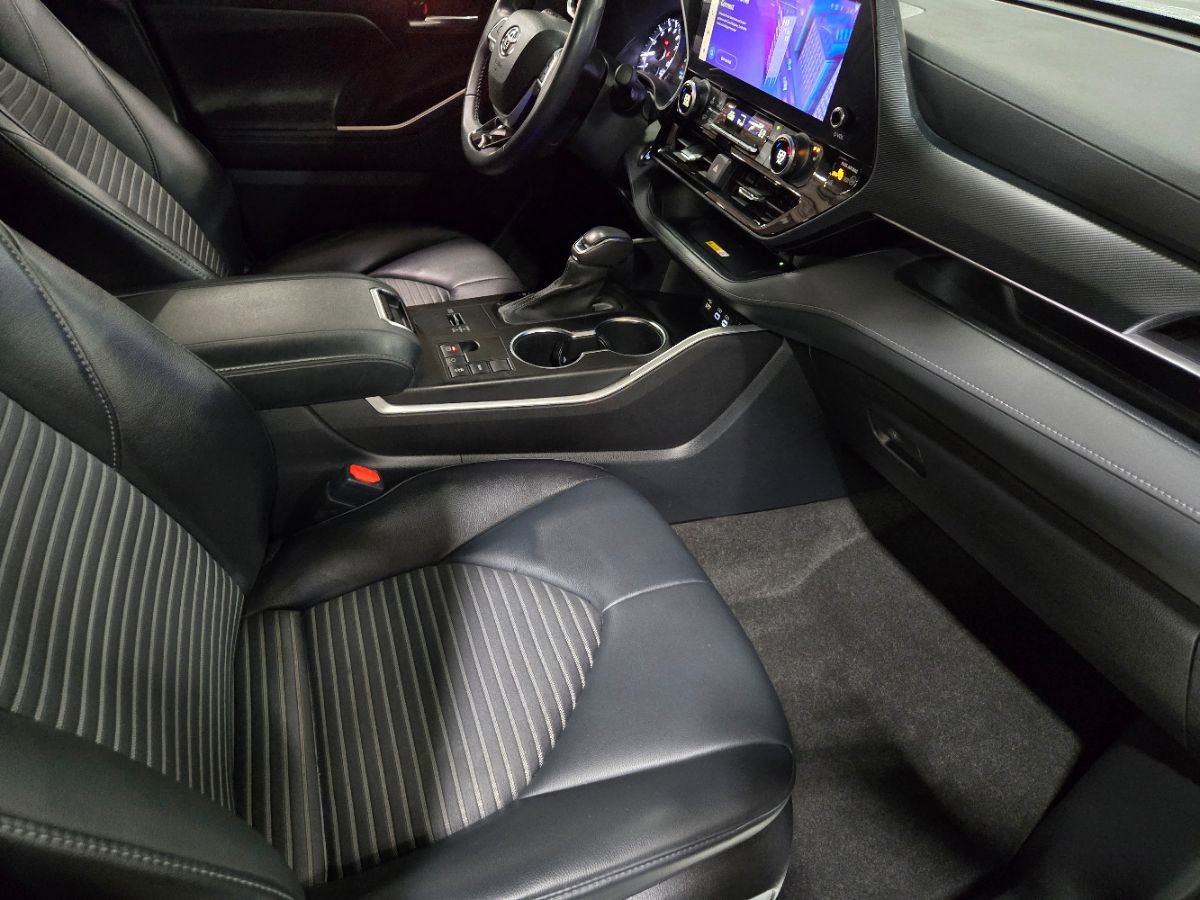 Used 2023 Toyota Highlander XSE image 25