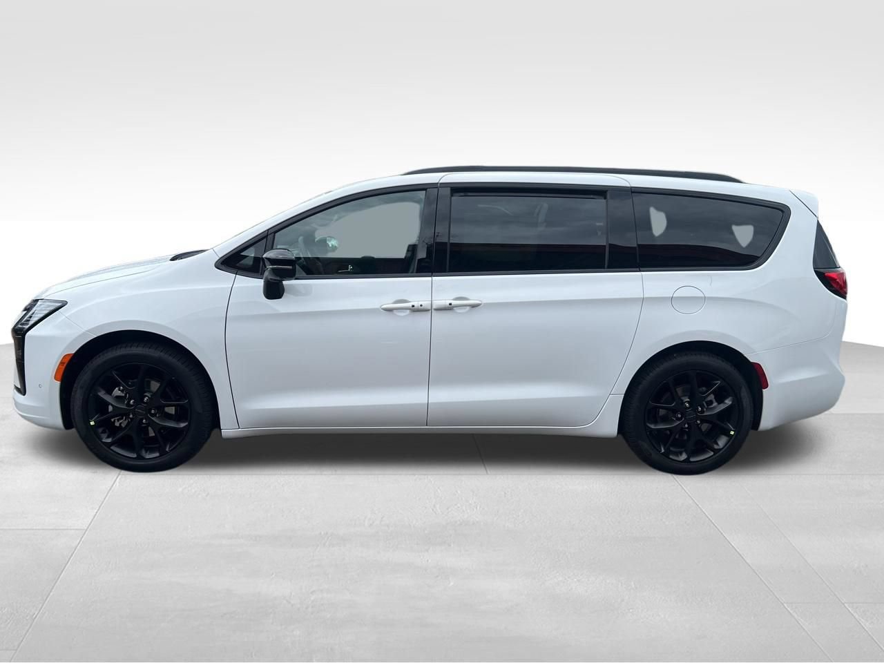 New 2027 Chrysler Pacifica Limited w/ Family Tech Group FWD video 2
