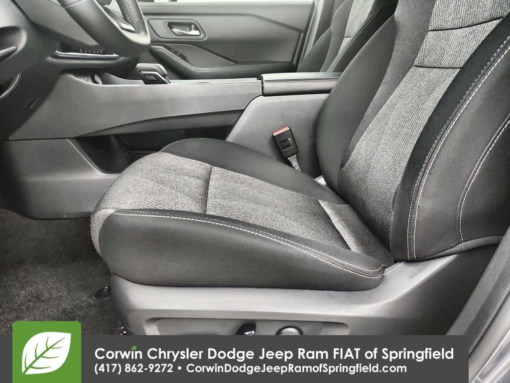 Used 2025 Nissan Rogue SV FWD image 19