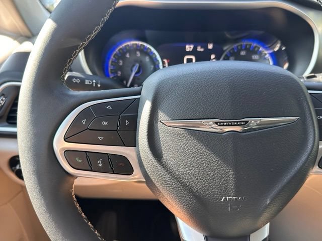 Used 2024 Chrysler Pacifica Touring-L FWD image 21