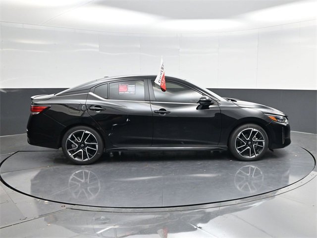 Used 2025 Nissan Sentra SR w/ SR Premium Package image 2