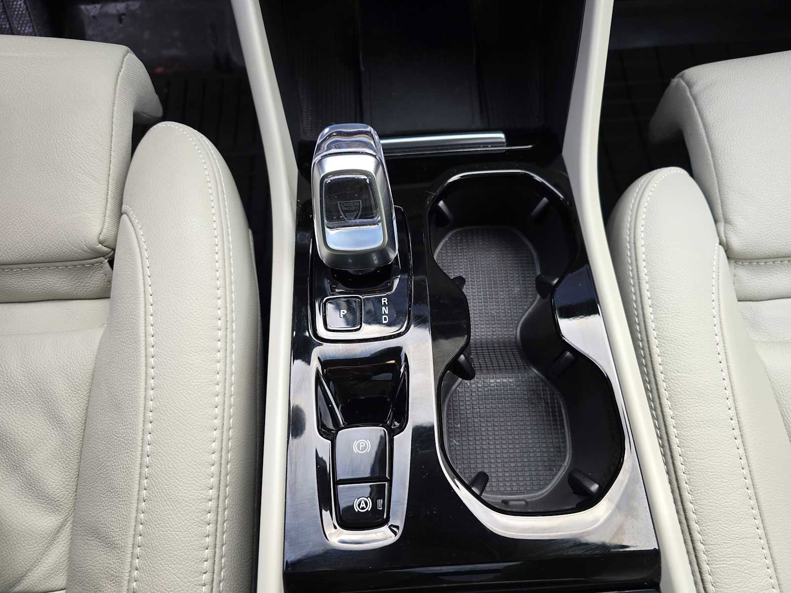 Certified 2024 Volvo XC40 B5 Ultimate w/ Climate Package image 46