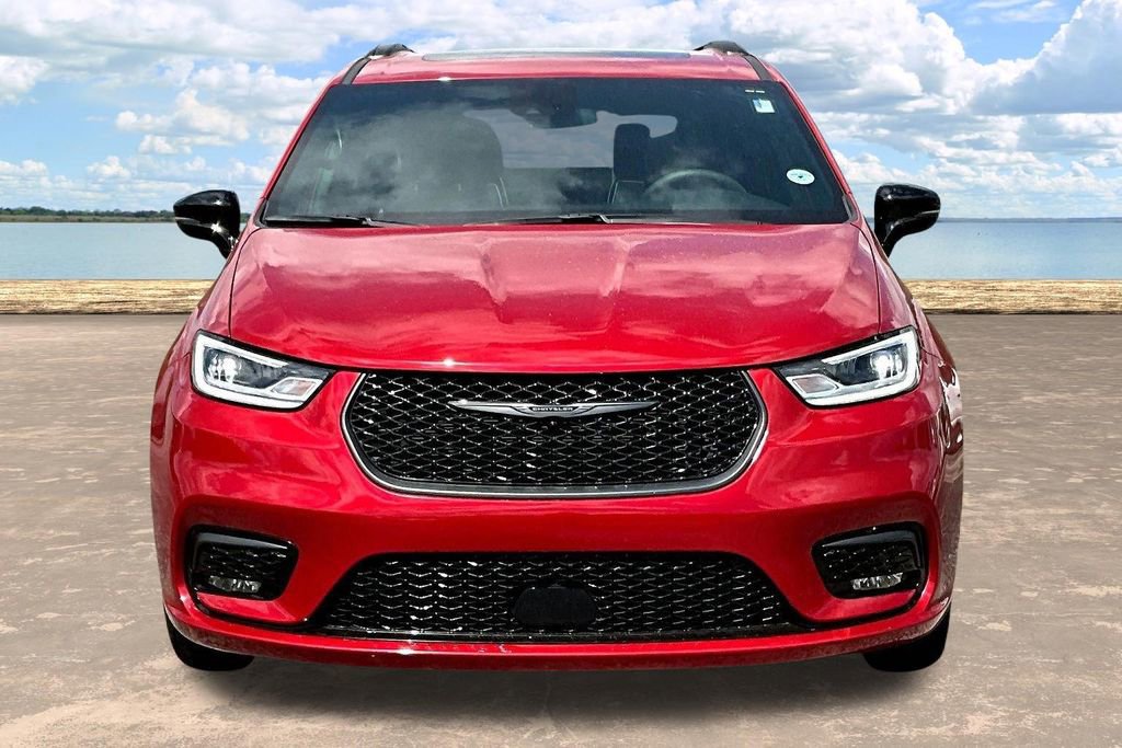 Used 2025 Chrysler Pacifica Limited image 2