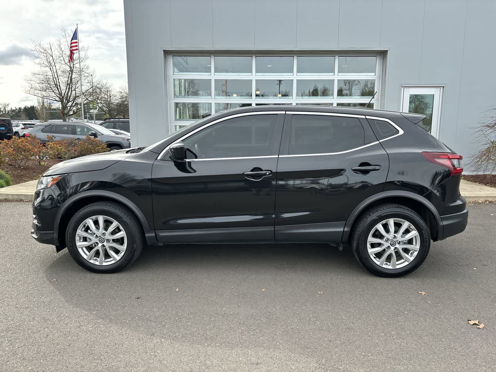 Used 2022 Nissan Rogue Sport S image 2