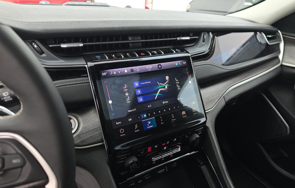 Used 2023 Jeep Grand Cherokee 4WD 4xe w/ Luxury Tech Group II image 10