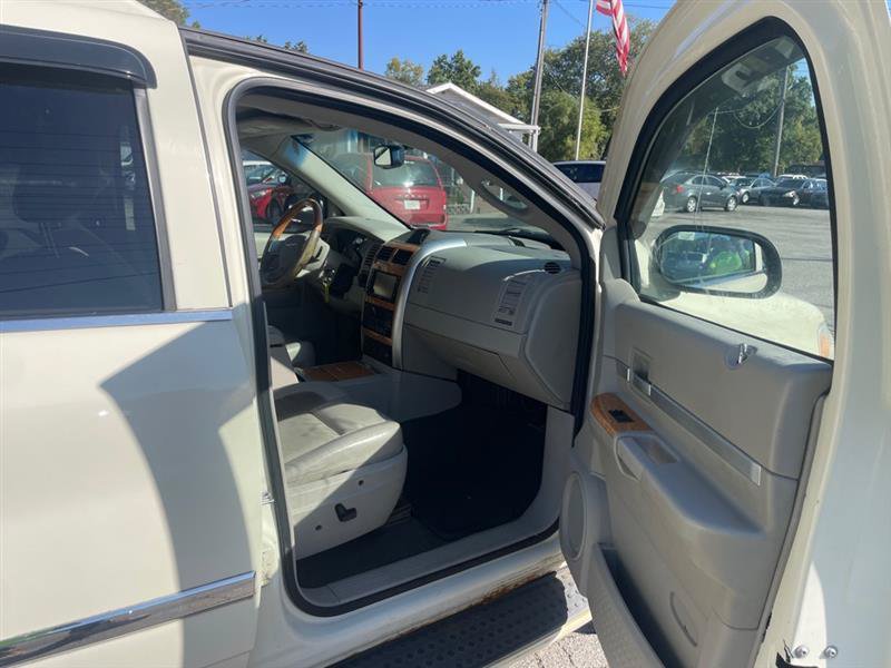 Used 2009 Chrysler Aspen Limited AWD/4WD image 12