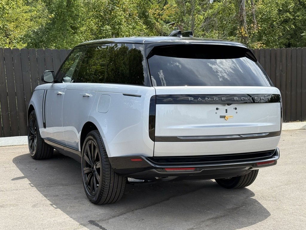 New 2025 Land Rover Range Rover SE image 3