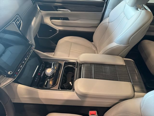 Used 2023 Jeep Wagoneer Series III w/ Premium Group I AWD/4WD image 13