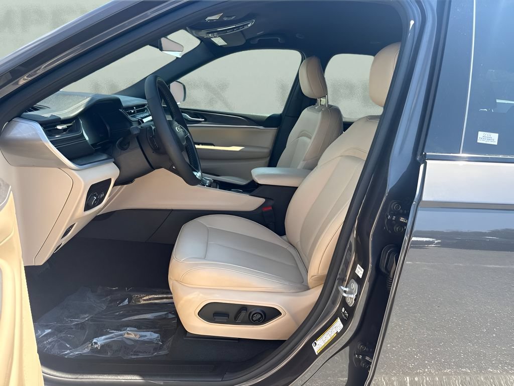 Used 2025 Jeep Grand Cherokee L Limited w/ Black Appearance Package AWD/4WD image 9