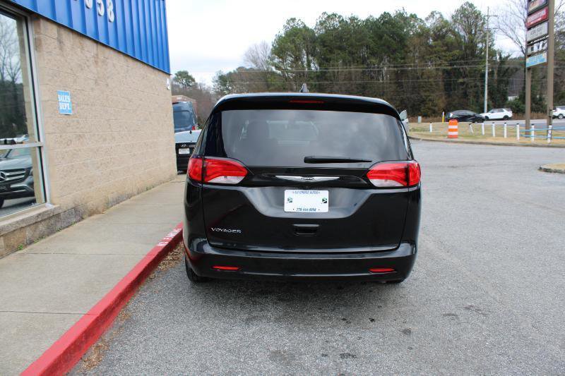 Used 2022 Chrysler Voyager LX image 5