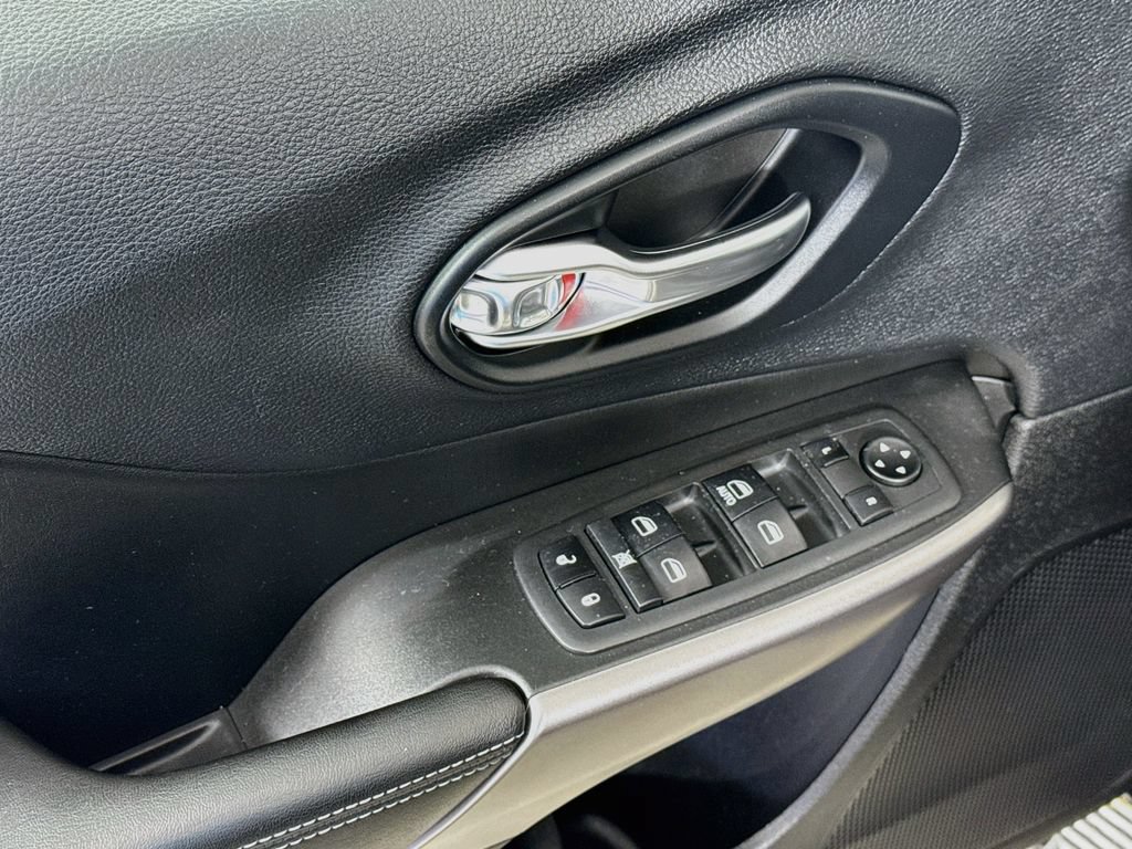 Used 2019 Jeep Cherokee Latitude w/ Popular Appearance Group FWD image 17