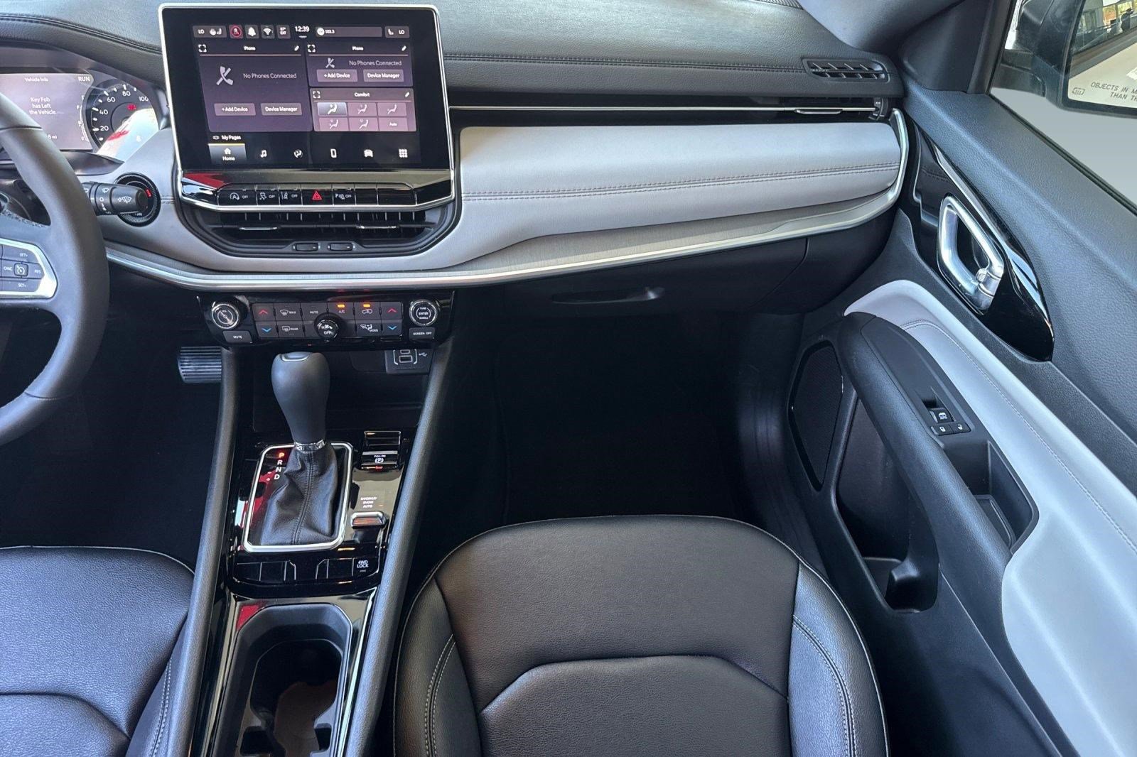 Used 2025 Jeep Compass Limited image 29